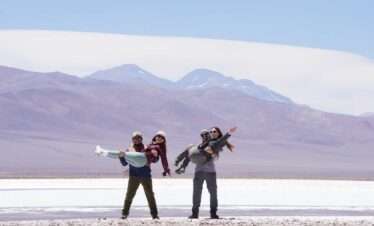 Parejas disfrutando del salar de maricunga en el tour a laguna verde en la region de atacama