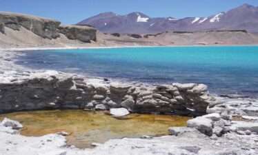 Termas naturales de laguna verde en la region de atacama, chile