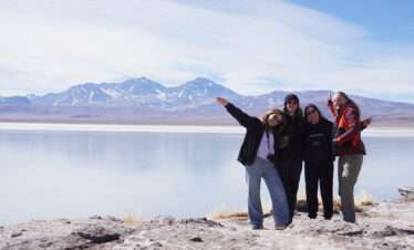 Laguna Santa Rosa en el parque nacional nevado tres cruces es un imperdible para conocer la region de atacama, en un tour full day por el altiplano