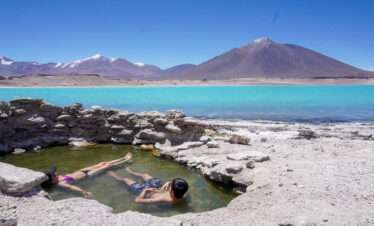 Tour region de Atacama en cordillera, recorriendo el parque nacional nevado tres cruces, el salar de pedernales y laguna verde junto a comunidades locales.