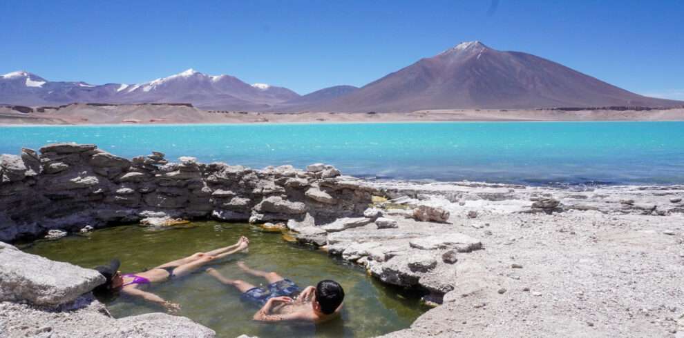 Tour region de Atacama en cordillera, recorriendo el parque nacional nevado tres cruces, el salar de pedernales y laguna verde junto a comunidades locales.