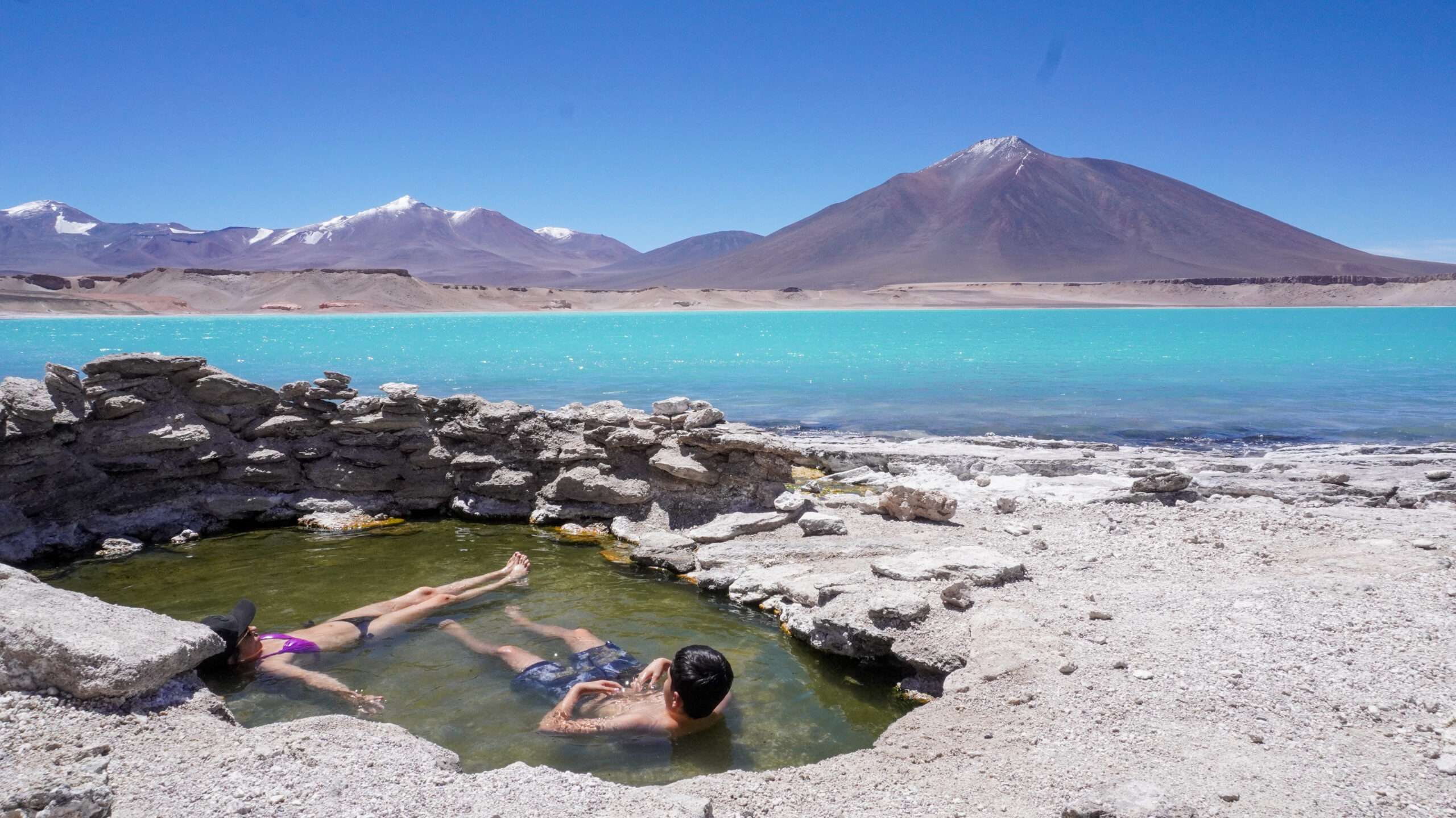 Tour region de Atacama en cordillera, recorriendo el parque nacional nevado tres cruces, el salar de pedernales y laguna verde junto a comunidades locales.