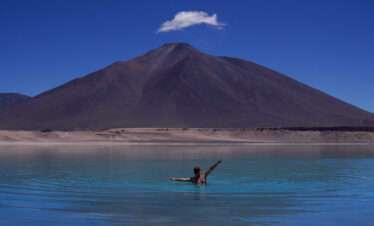 Que hacer en Copiapó? visitar laguna verde en la cordillera de atacama es parte de una experiencia altoandina