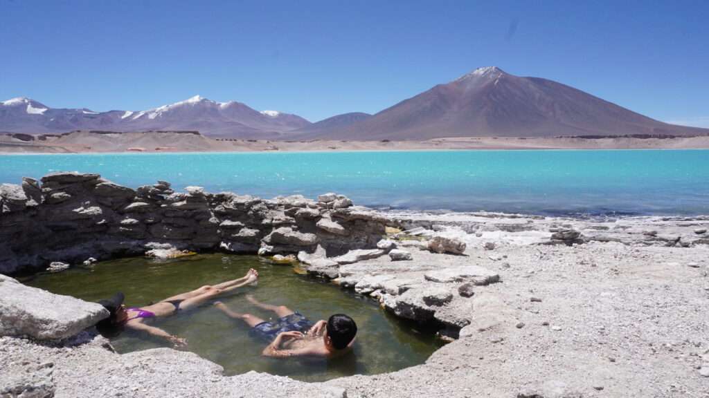 Laguna verde y sus termas con turistas