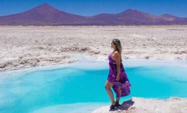 Turista disfrutando de la Laguna Turquesa en Salar de Pedernales