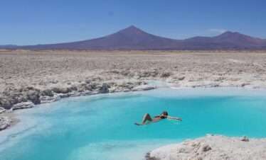 Laguna turquesa en el salar de pedernales, circuito turistico en la region de atacama por el altiplano y la ruta de los salares