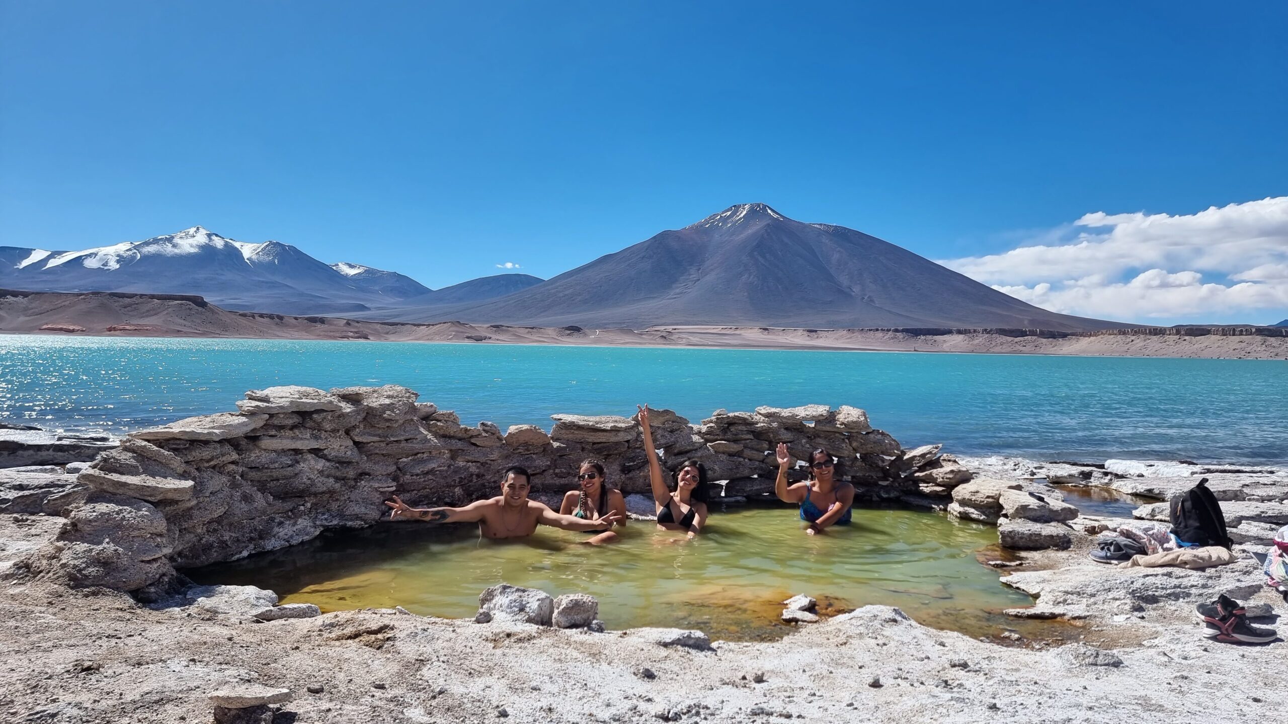 Laguna verde, un lugar emblematico de la region de Atacama con sus montañas y pozas termnales